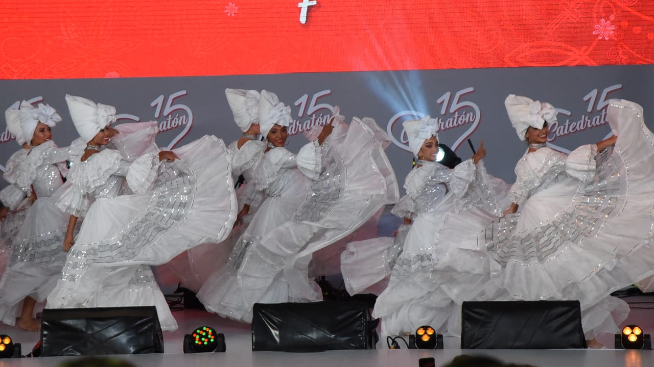 Grupo de danza bailó temas de Cabas.