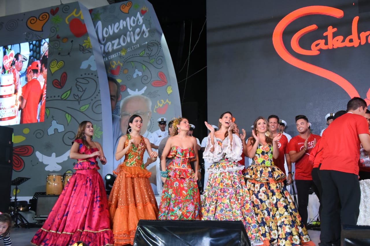 Exreinas del Carnaval bailaron durante el homenaje a Tamayo.