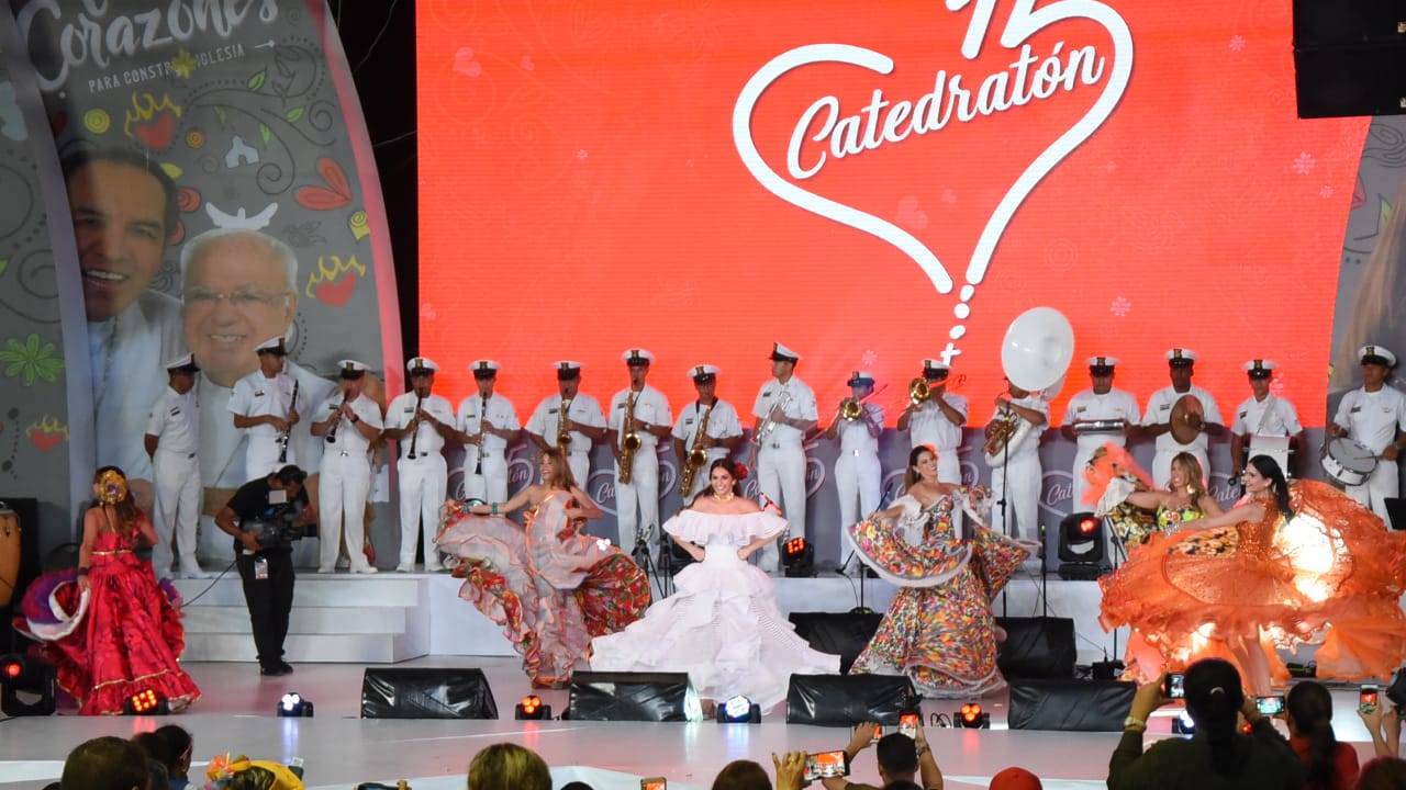 Exreinas del Carnaval durante el homenaje a Víctor Tamayo.