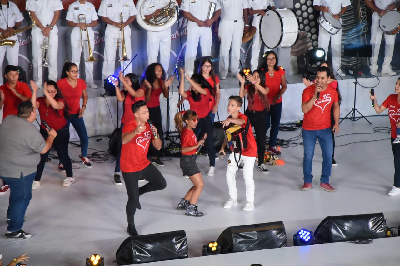 Artistas en escena cantaron el himno de la Catedratón.