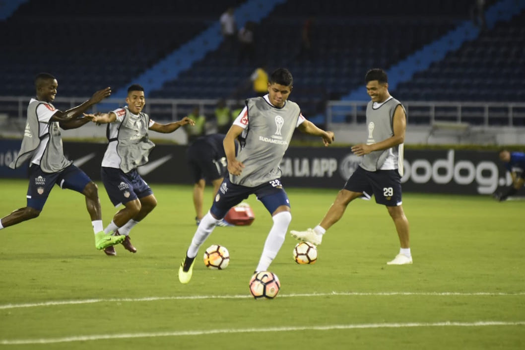 Calentamiento previo de los jugadores del Junior.