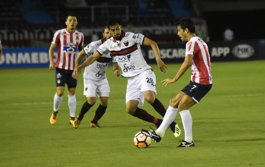 Sebastián Hernández enfrentando la marca de Marcelo Estigarribia.