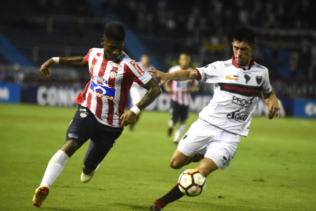 Yony González desbordando la defensa visitante.