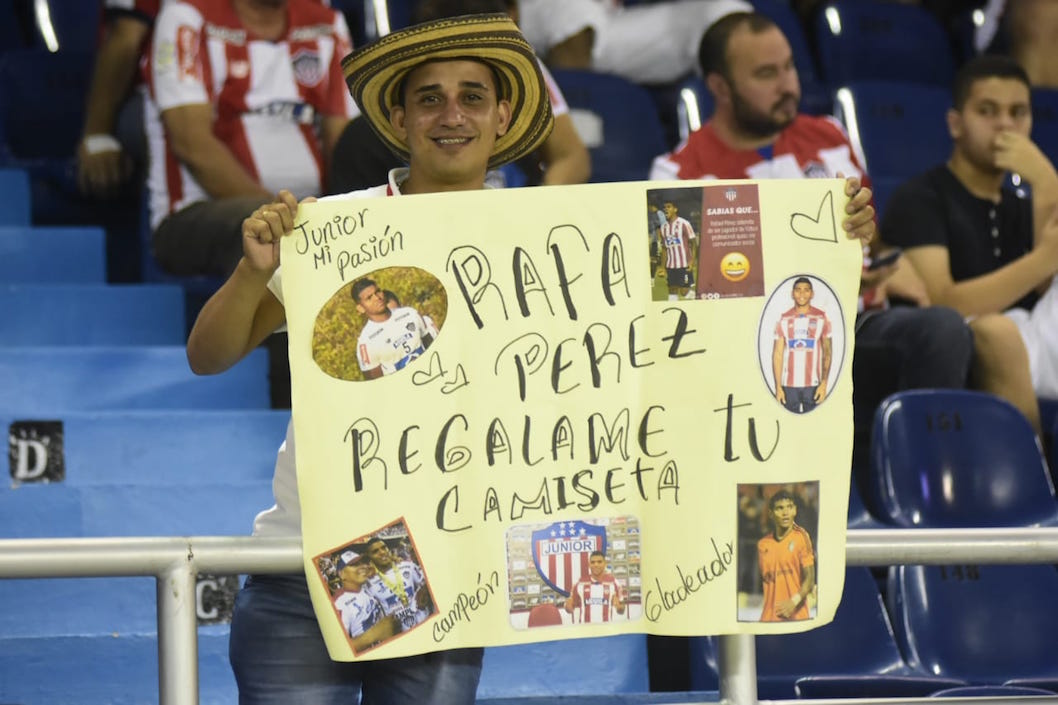 Un fans del defensa central juniorista Rafael Pérez pidiendo la camiseta del jugador.