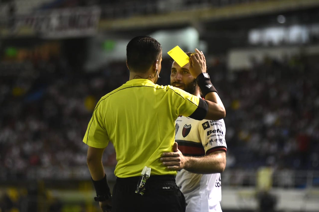 Tarjeta amarilla para Franco Zuculini por falta violenta contra James Sánchez.