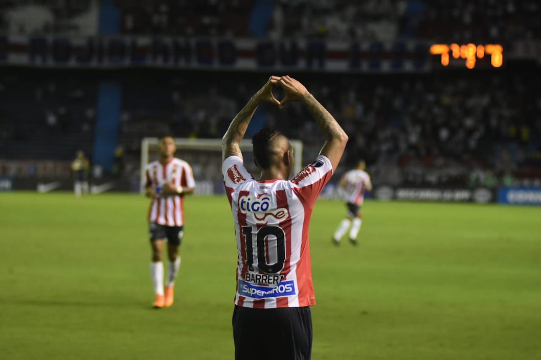 Jarlan Barrera celebrando el gol.