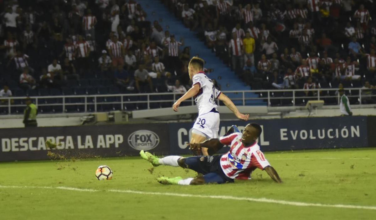 Daniel Moreno creando jugada de peligro.