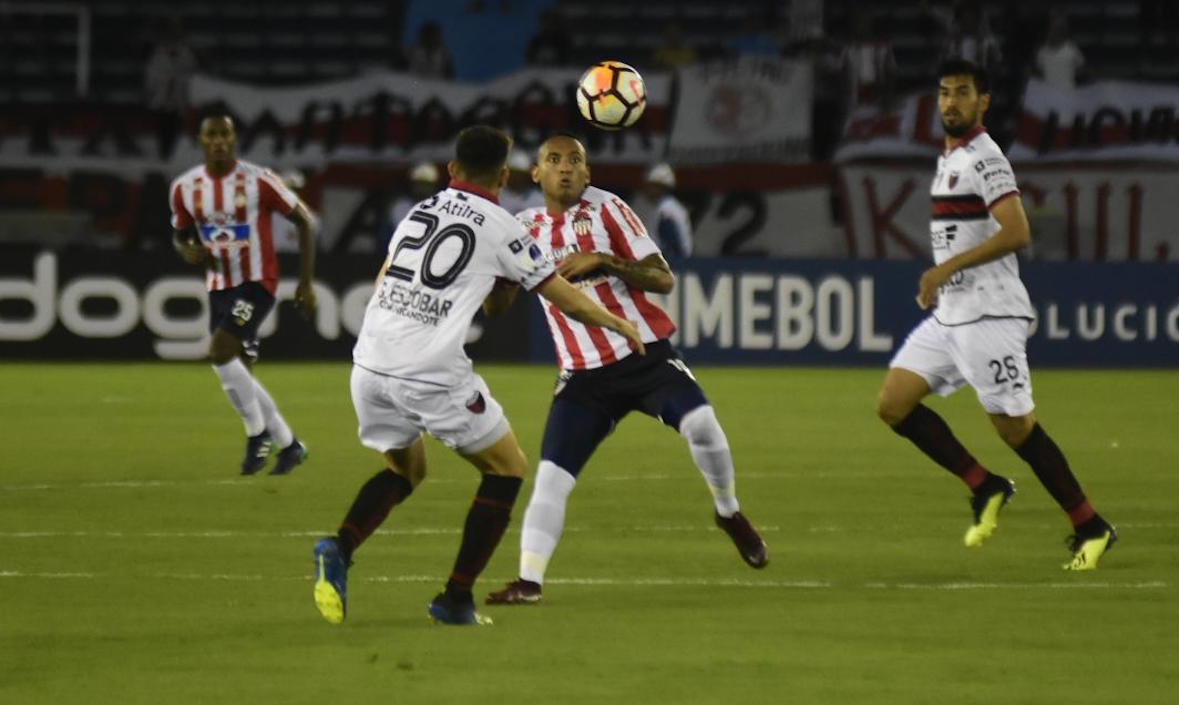 Jarlan Barrera luchando el balón ante Gonzalo Escobar.