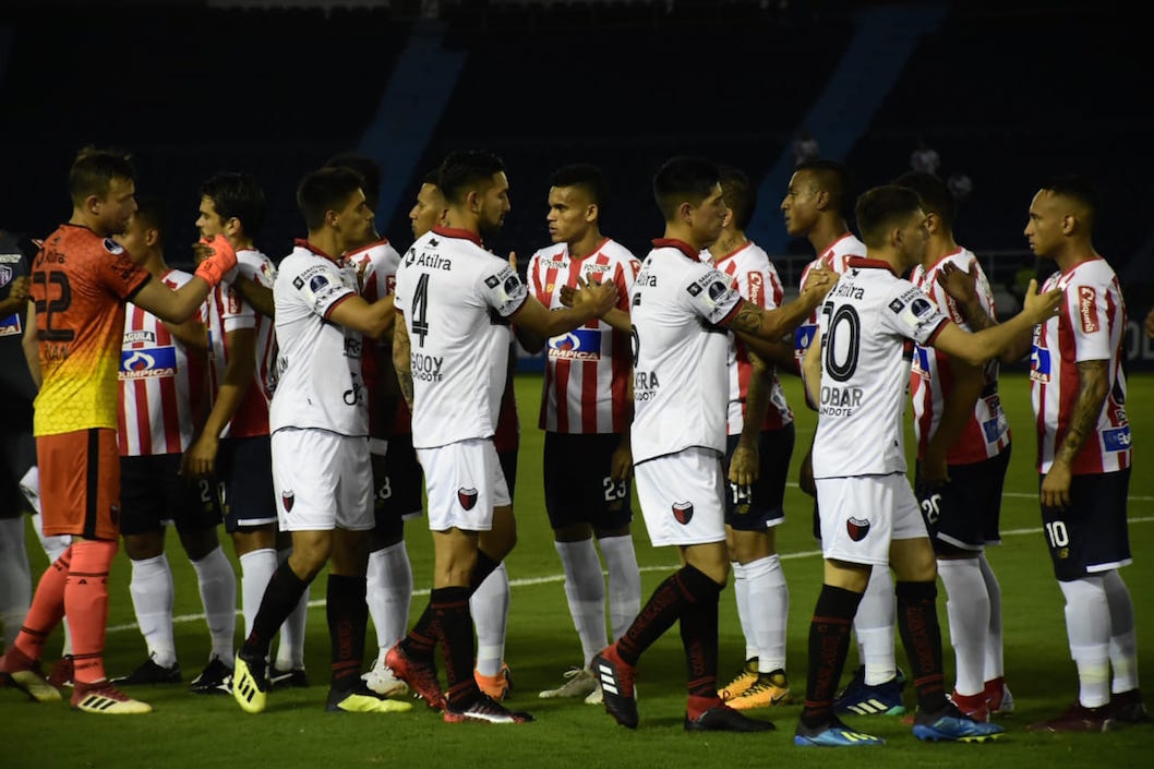 Saludo protocolario de los jugadores en el terreno de juego.