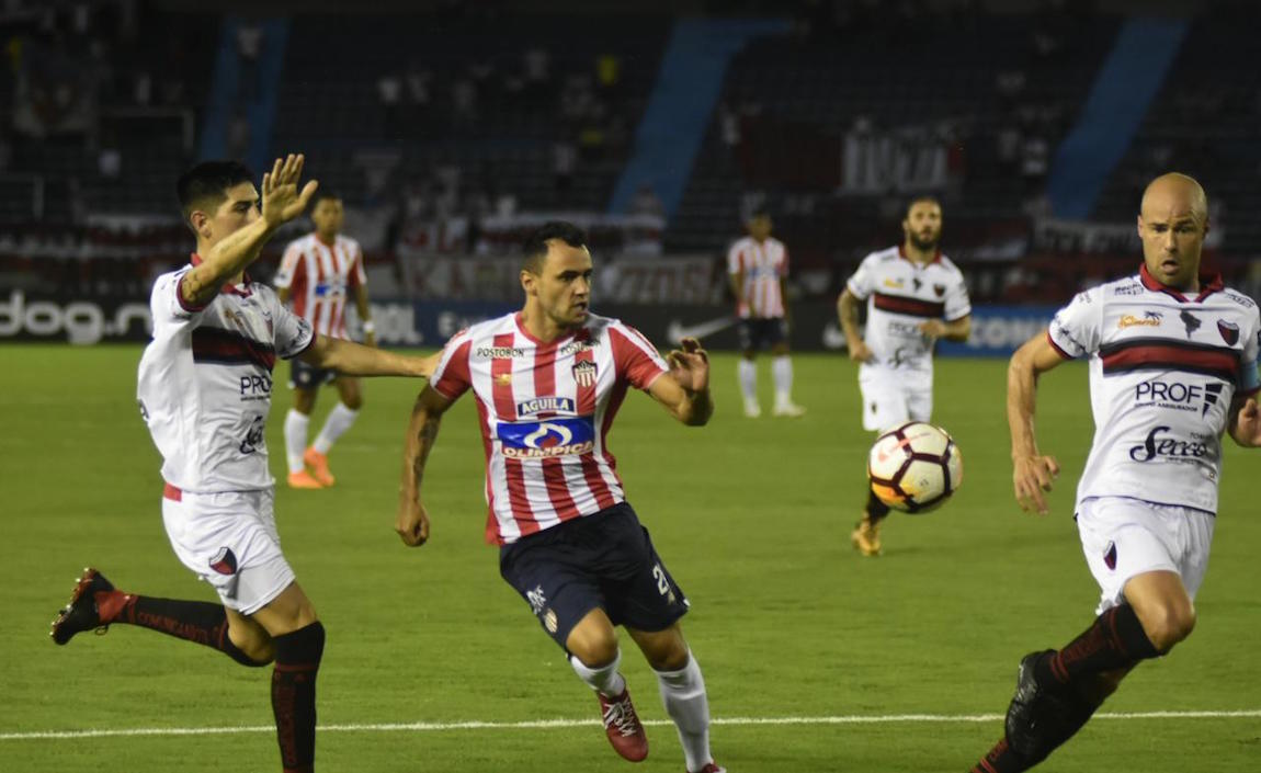Marlon Piedrahita intercepta la llegada de los argentinos.