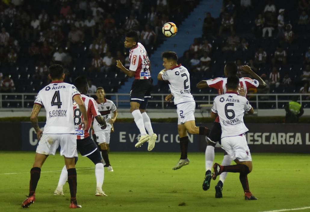 Luis Díaz cabecea frente a la marca de Gustavo Toledo.