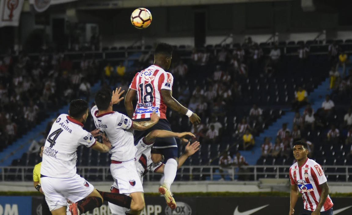 Yony González también intentó con el juego aéreo.