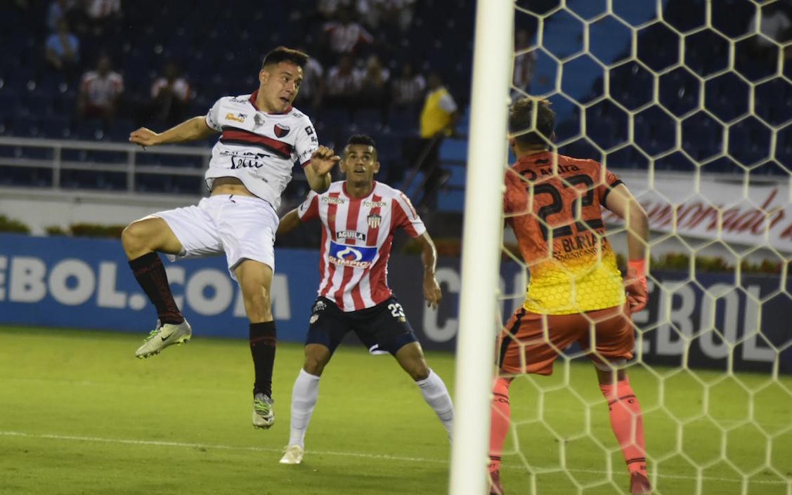 La defensa visitante atenta al ataque de los locales.