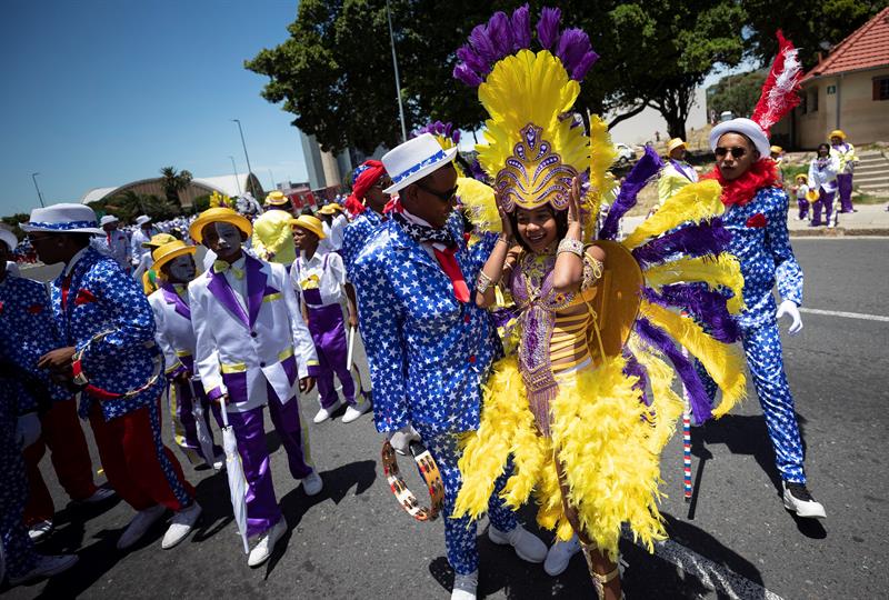 Con plumas y brillo desfilaron las comparsas en Ciudad del Cabo.