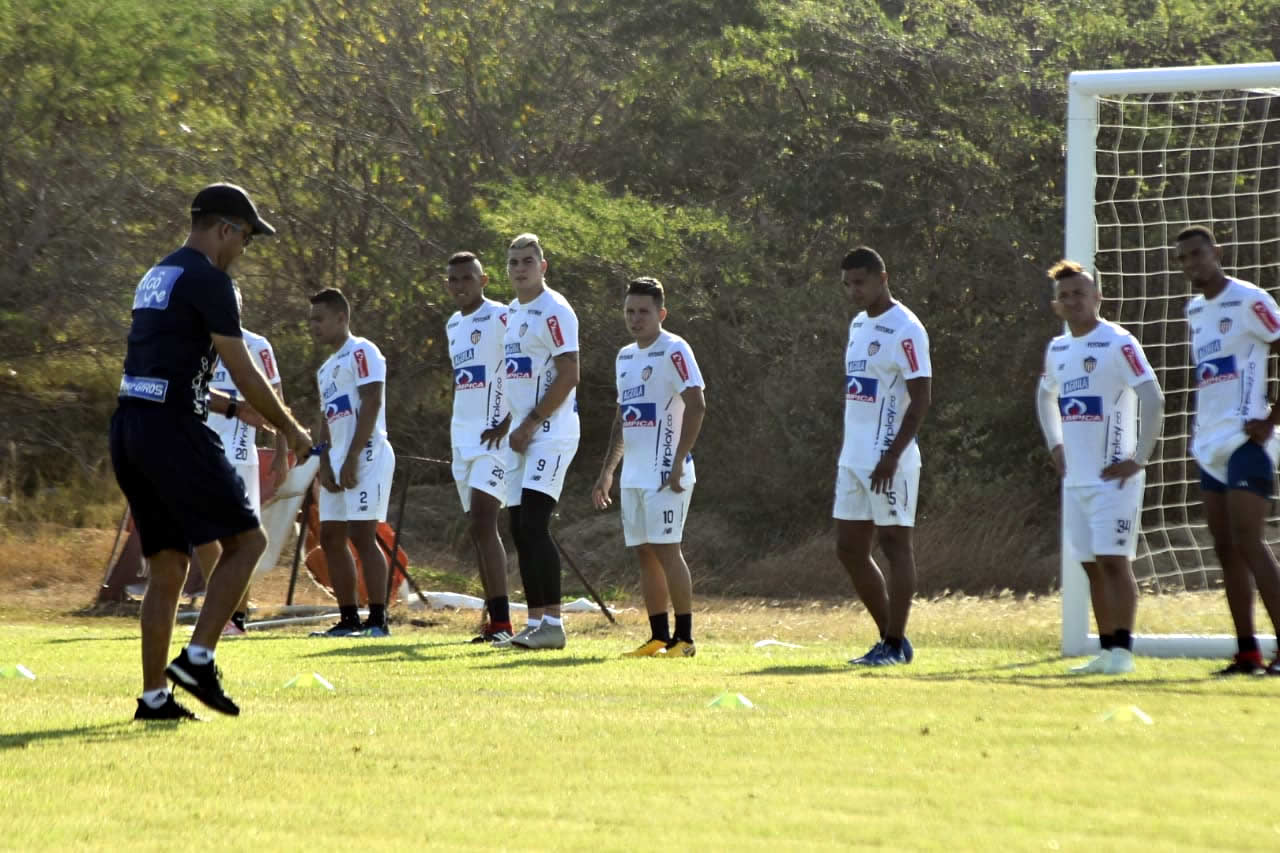 El plantel realizando los primeros ejercicios físicos.