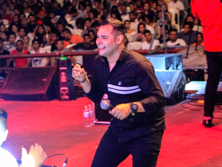 El cantante Carlos Tobío en tarima.