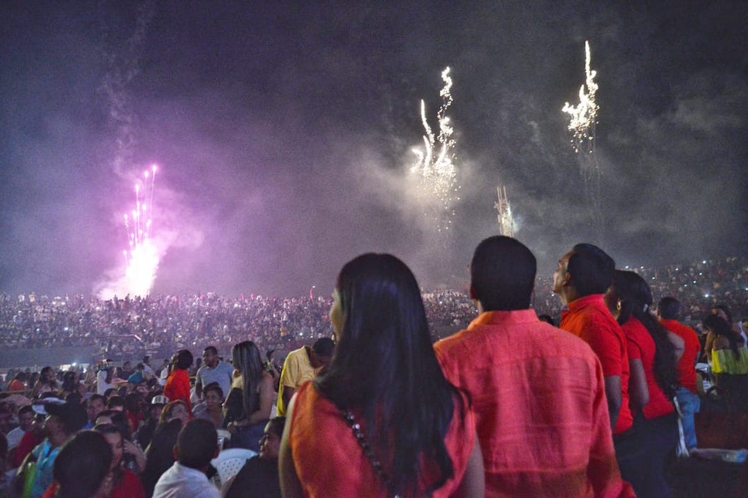 Fuegos artificiales engalanaron la noche en Valledupar.