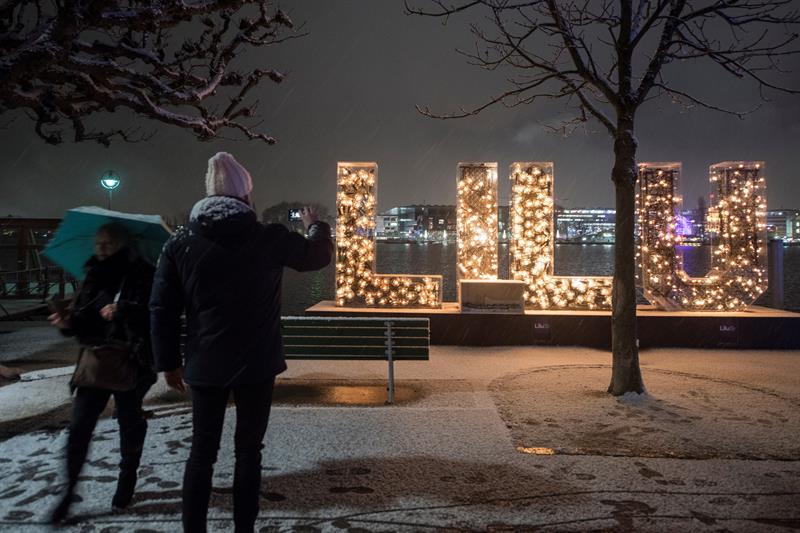 Diversos artistas crean instalaciones luminosas.