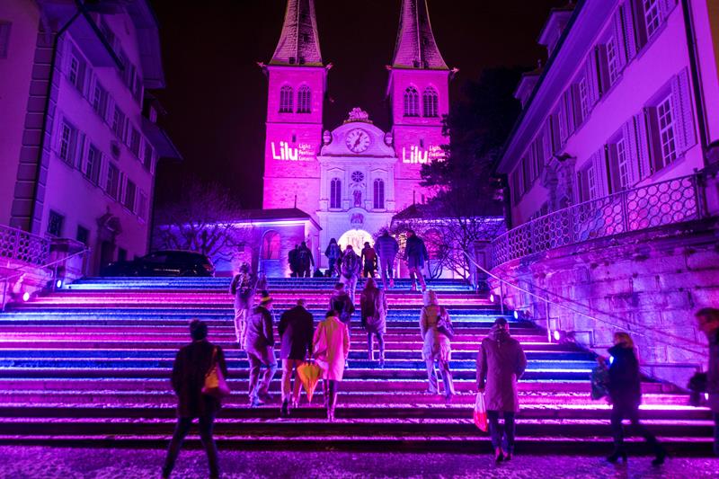 Las calles de la pintoresca ciudad son iluminadas con colores.