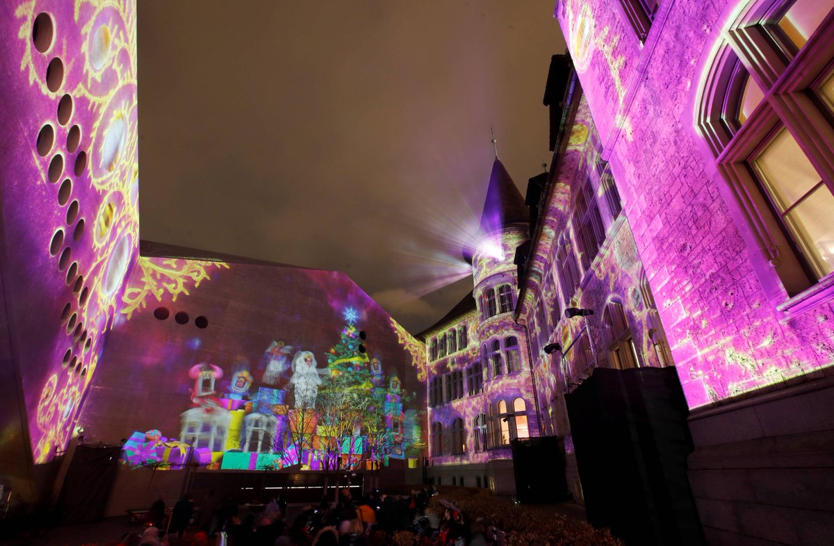 Panorámica de la ciudad de Lucerna iluminada. 
