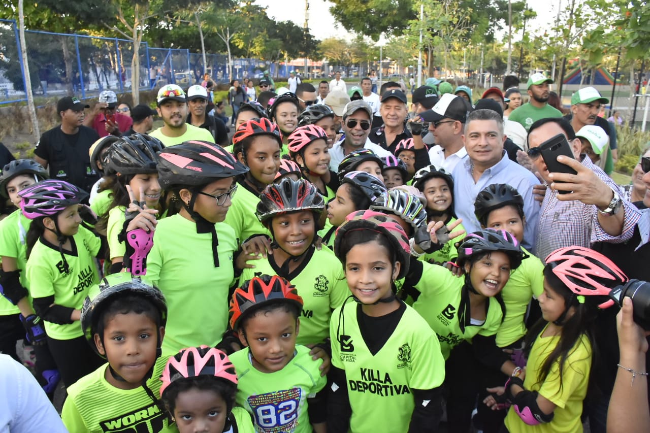 Una multitud de niños y jóvenes llenaron el complejo.