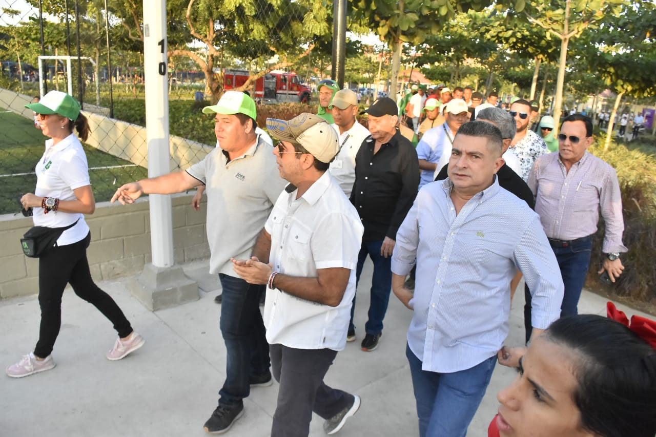 El Alcalde Alejandro Char revisa las obras.