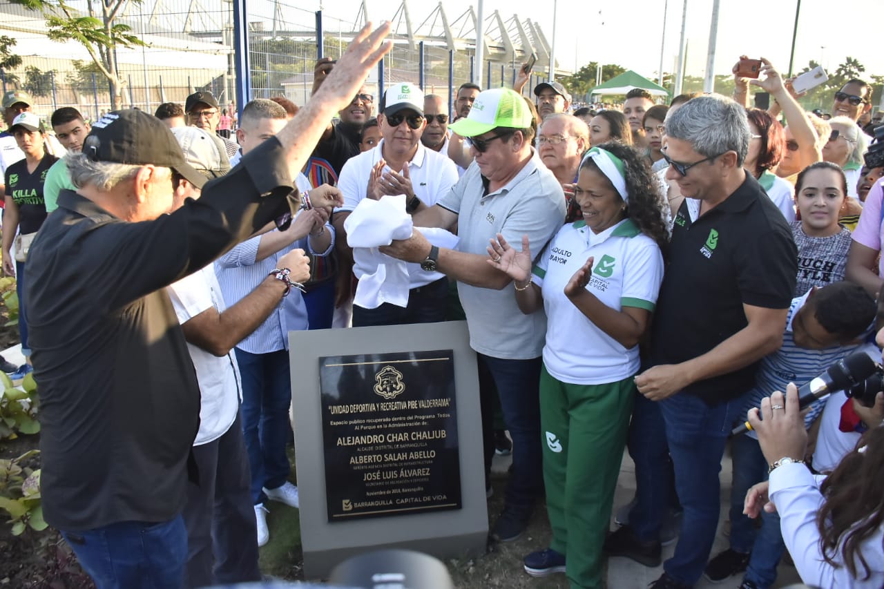 El Alcalde Char de apertura a las obras con una placa.