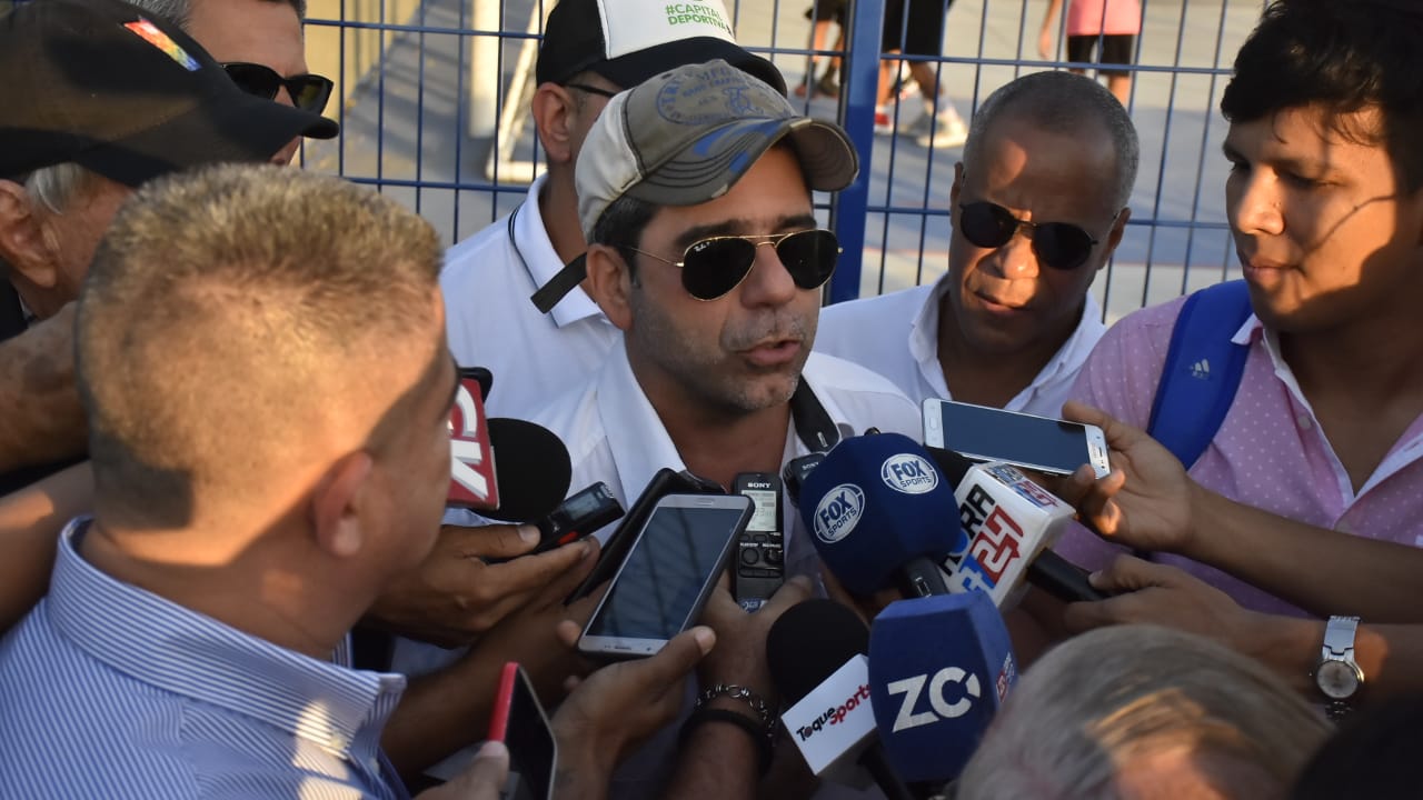 El Alcalde Alejandro Char atendiendo a la prensa.