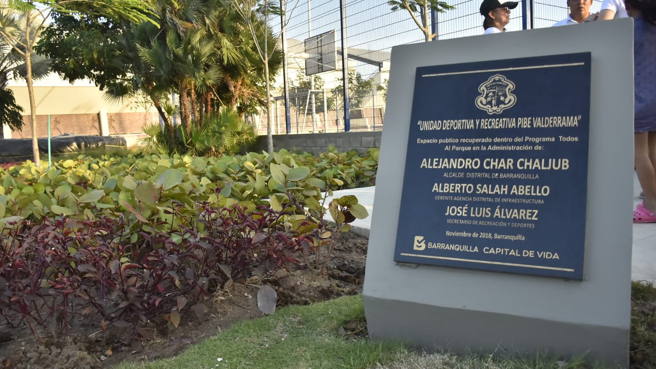 Placa del complejo 'Pibe' Valderrama.