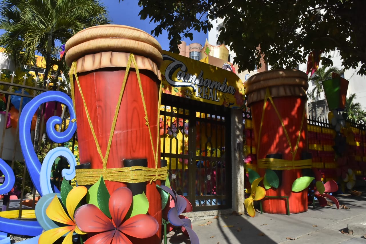 Tambores y otras figuras alusivas le dan la bienvenida a los invitados.