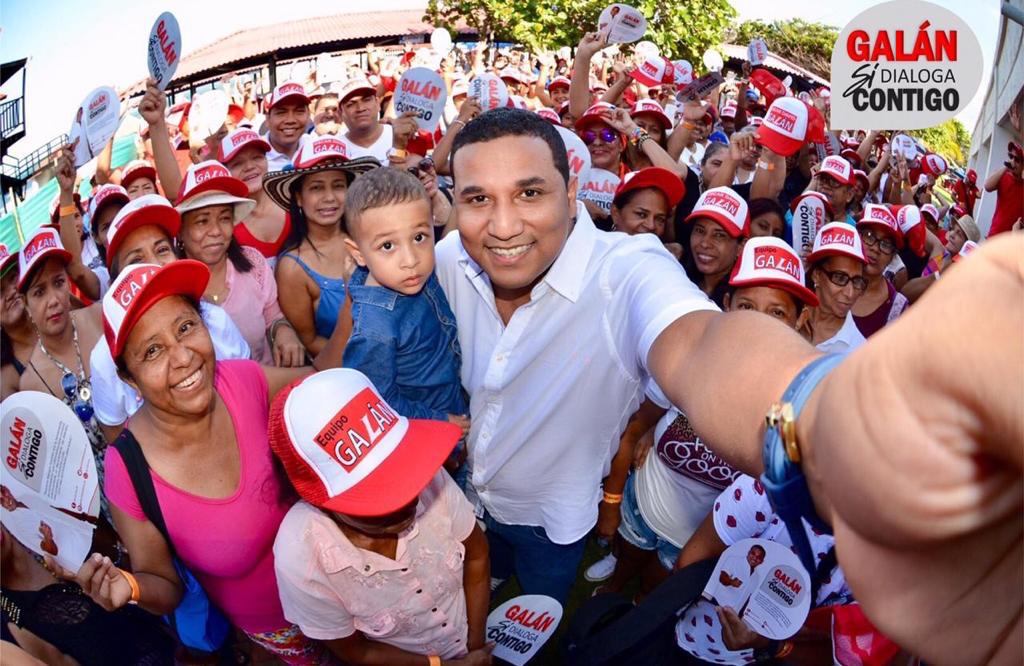 Oscar David Galán, reunido con simpatizantes.