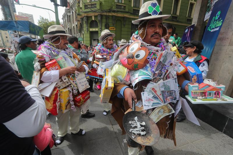 Casi una decena de personas representando al Ekeko, el dios de la abundancia.