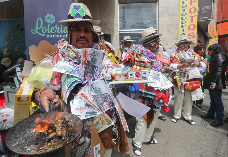 Los "ekekos" cargaban en su cuerpo billetes, enseres de la casa, alcohol y otro artículos en miniatura.