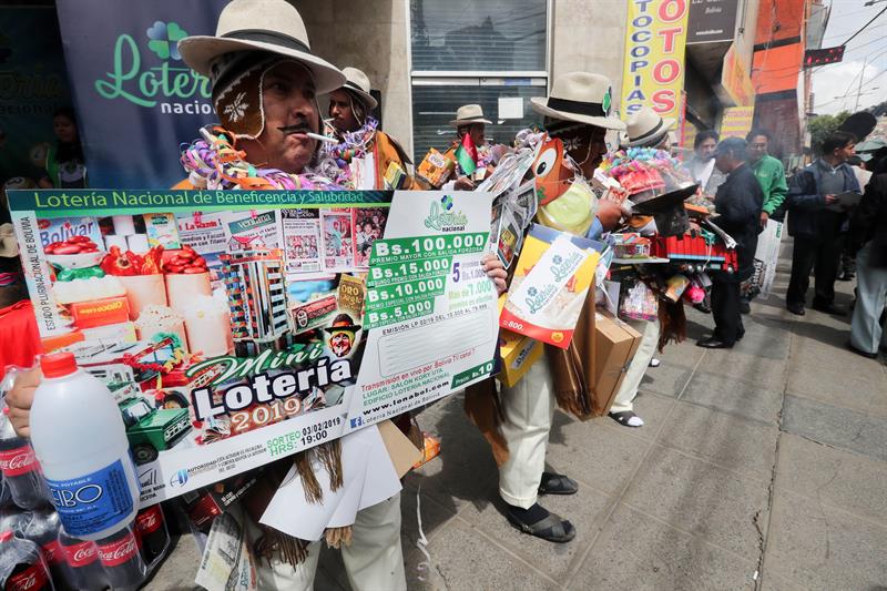 Varios hombres hacen el papel de Ekeko en Bolivia.