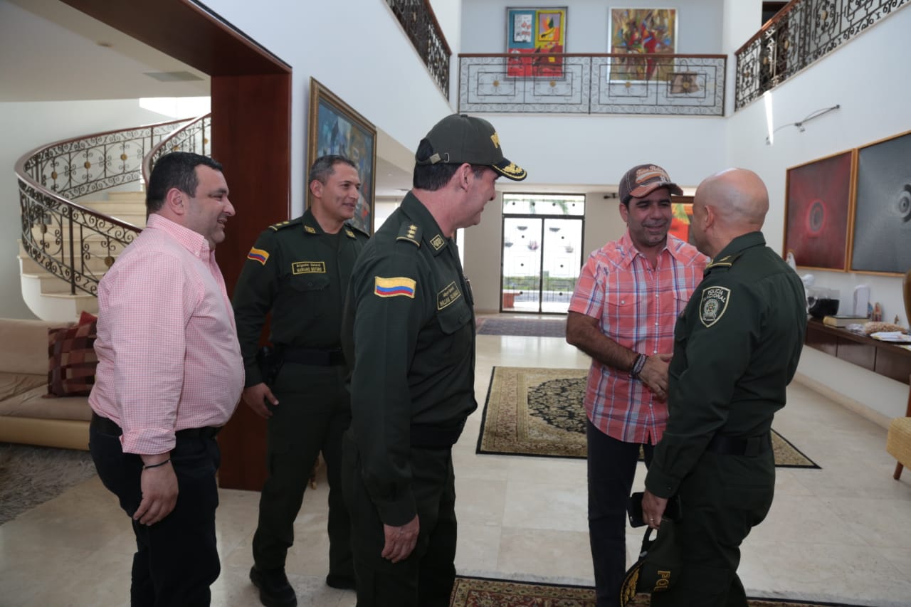 El jefe de Seguridad y Convivencia Ciudadana, Yesid Turbay; el comandante de la Mebar, Mariano Botero; el director de Seguridad Ciudadana, Brigadier William Salamanca, el comandante de la Policía Regional No. 8, Hernán Bustamante y el Alcalde Alejandro Char.