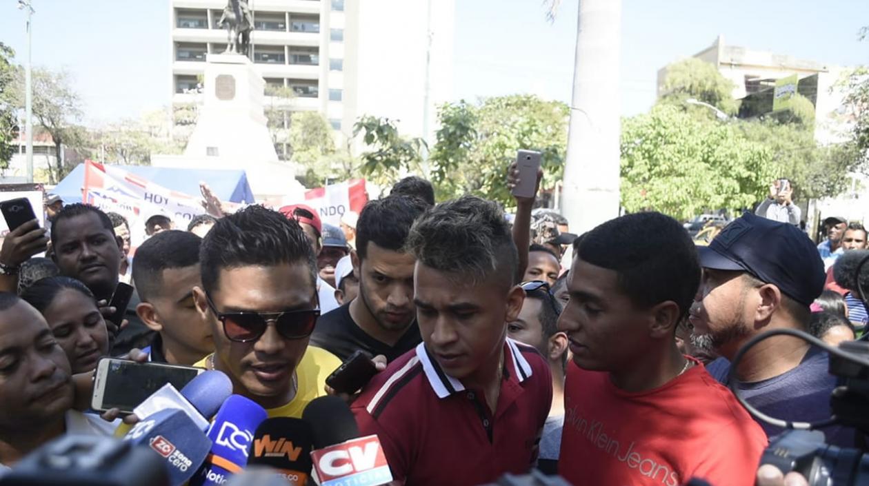 Teófilo Gutiérrez acompañado de Víctor Cantillo y Gabriel Fuentes. 