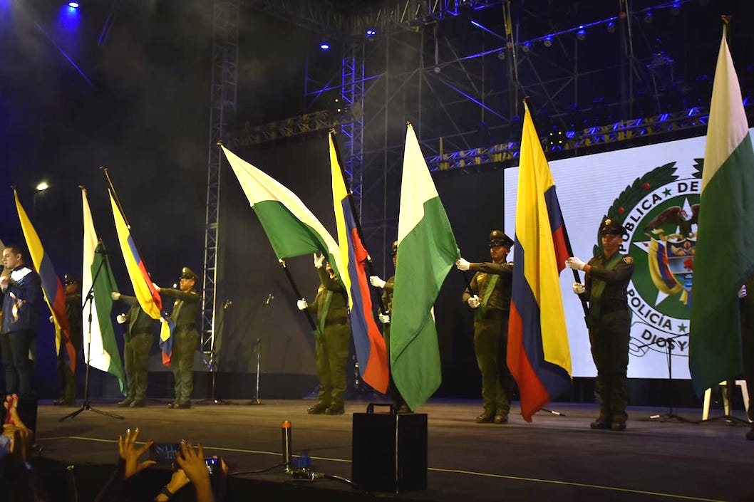 Bandera de la Policía Nacional en pleno homenaje.