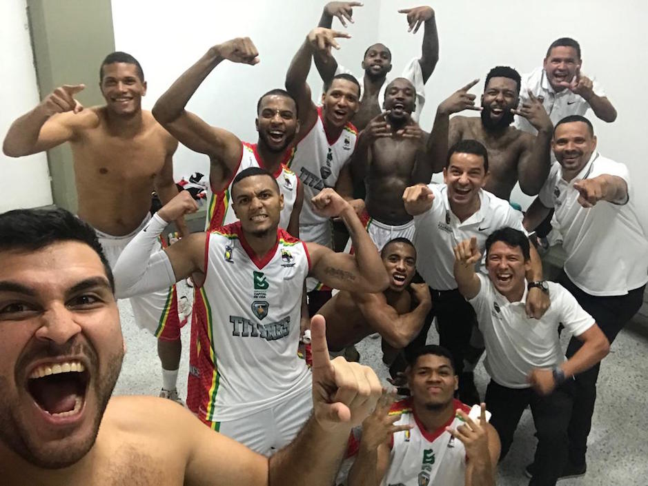 Jugadores de Titanes celebrando.