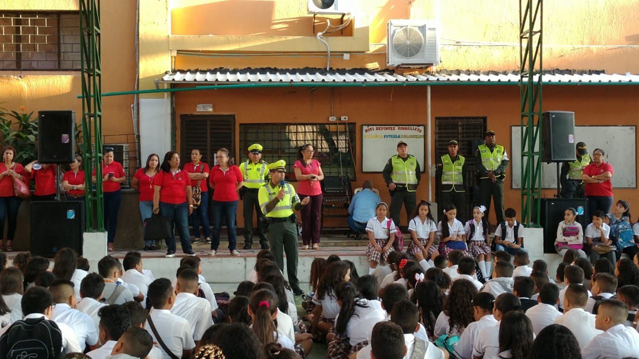 La jornada de regreso a clases en los colegios con la Policía.