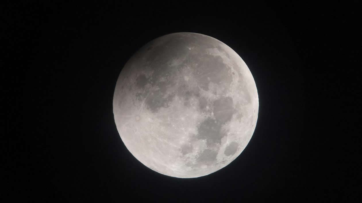 Hermoso espectáculo del eclipse de luna.