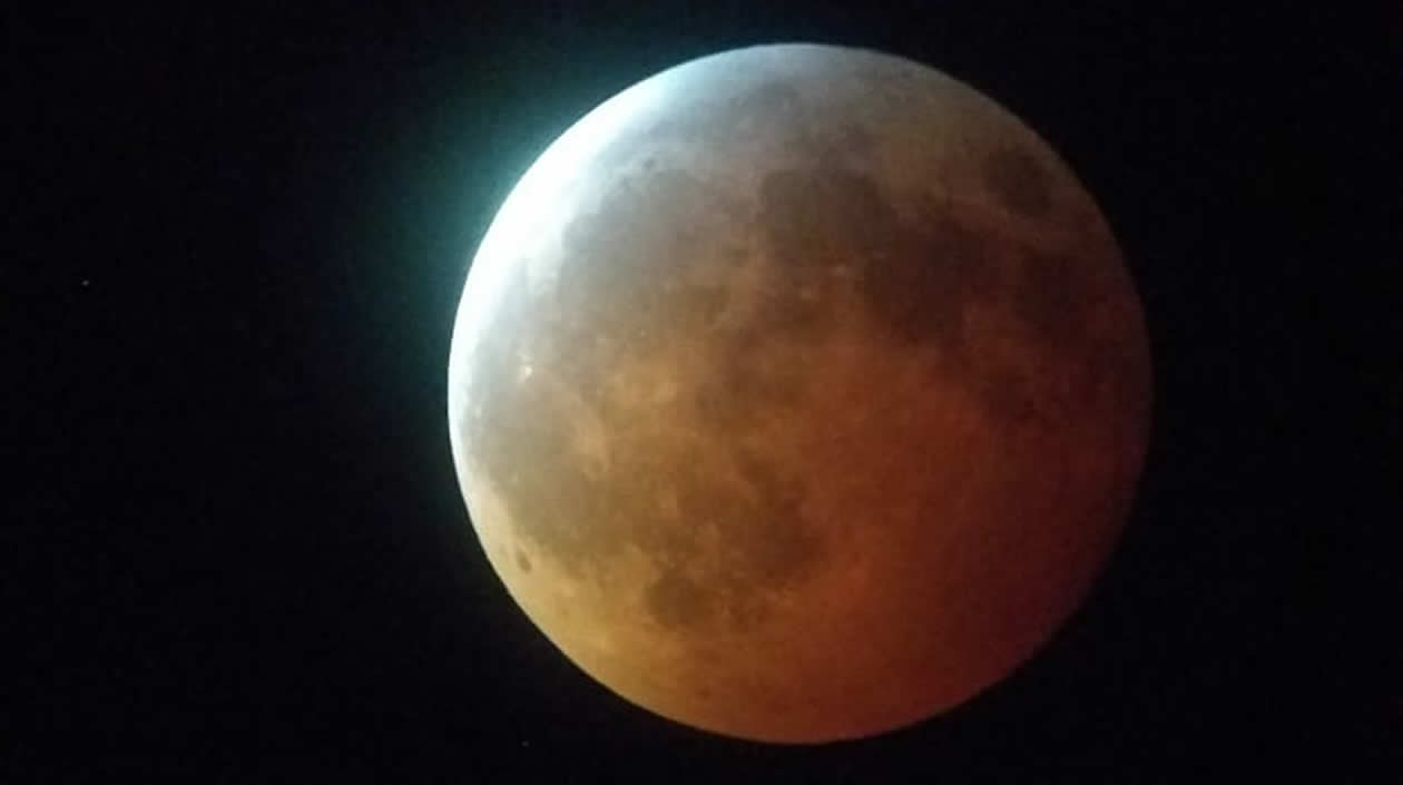 Hermoso espectáculo del eclipse de luna.