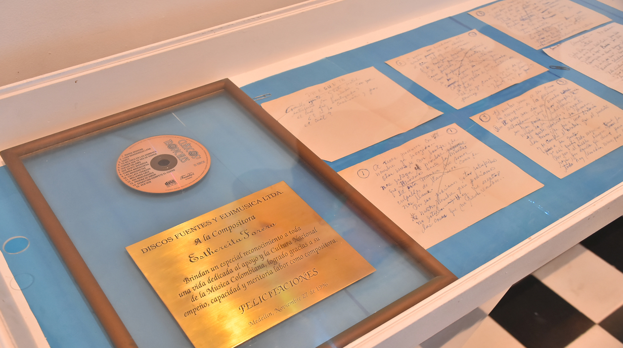 Manuscritos con canciones de Esthercita Forero.
