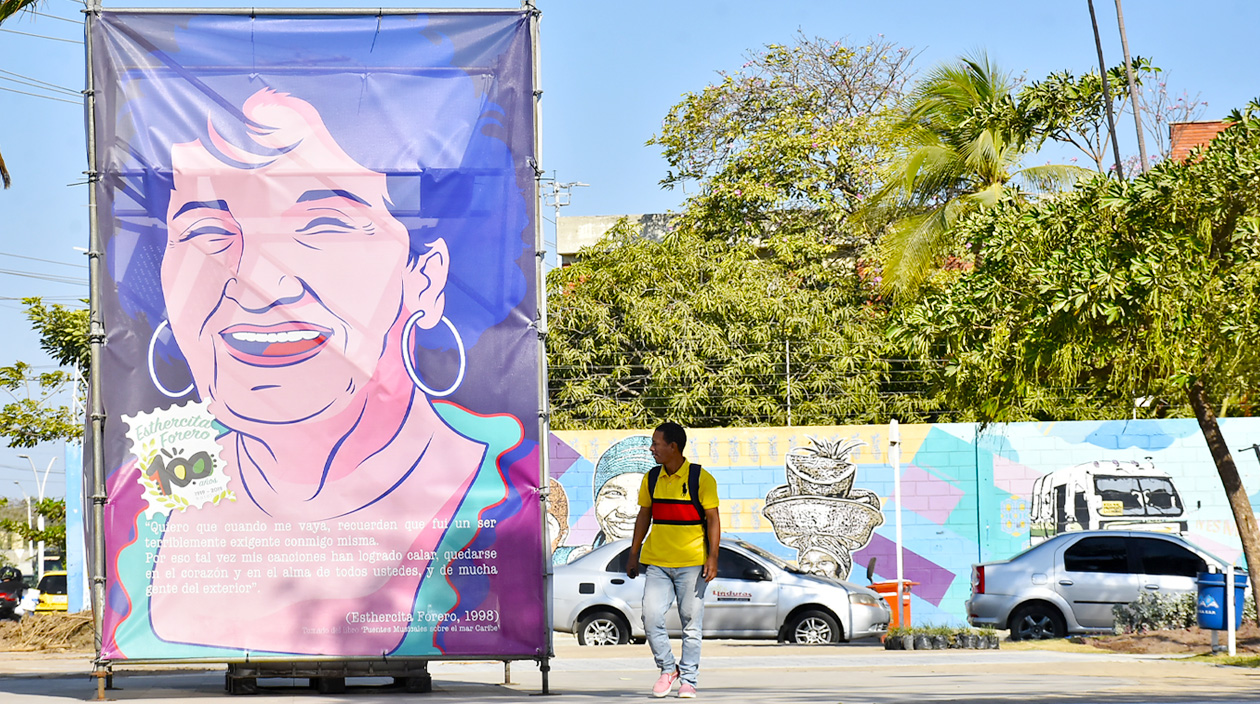 Un inmenso retrato en la Plazoleta de la Intendencia Fluvial da la bienvenida a la Exposición homenaje a Esthercita Forero.