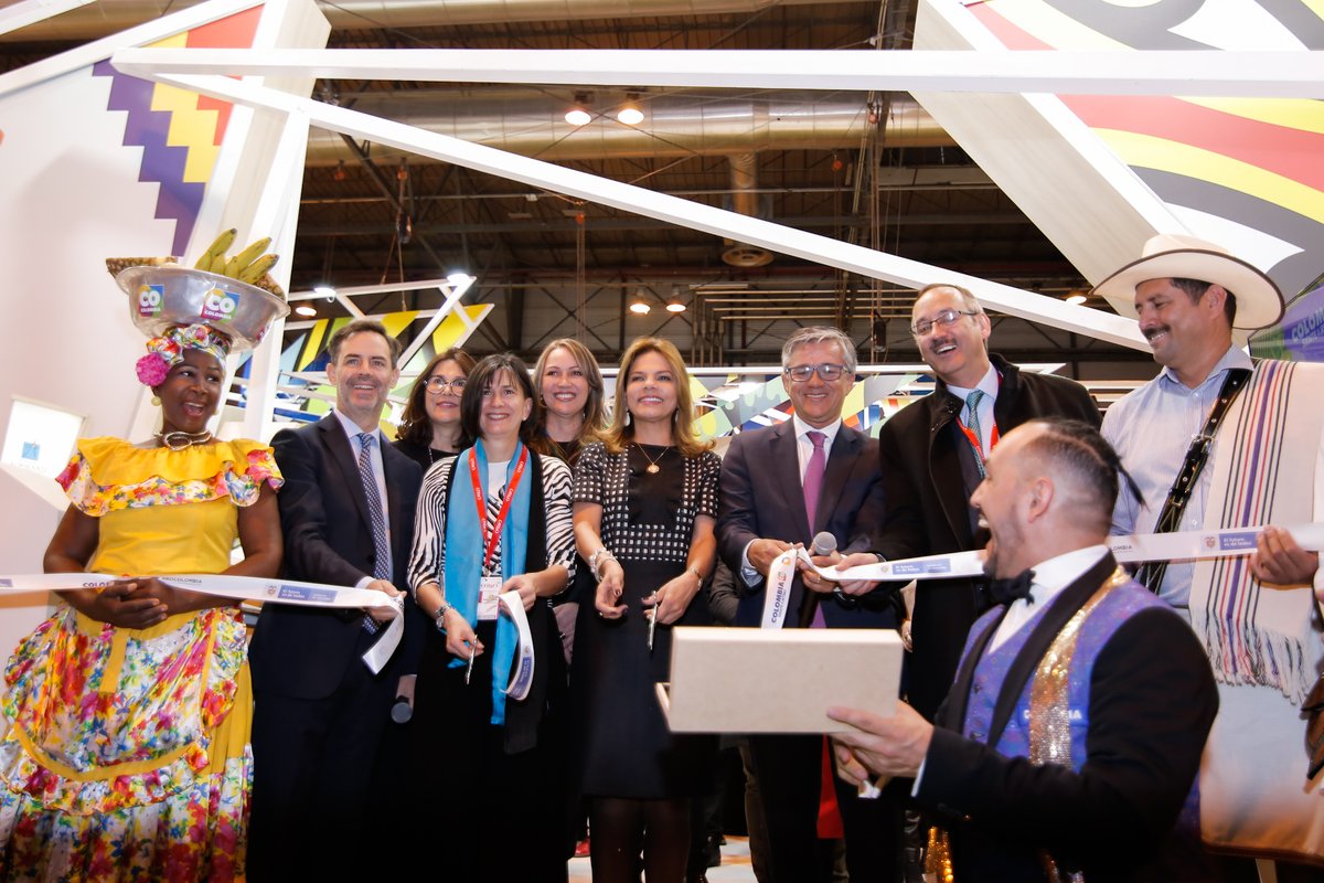 La delegación estuvo presente en la apertura del stand de Colombia.