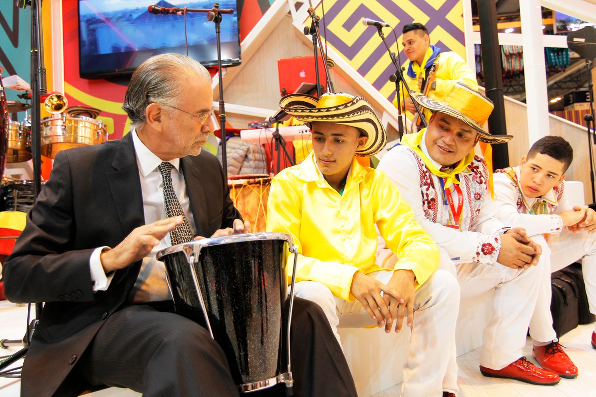 El Gobernador tuvo la oportunidad de tocar en el evento.