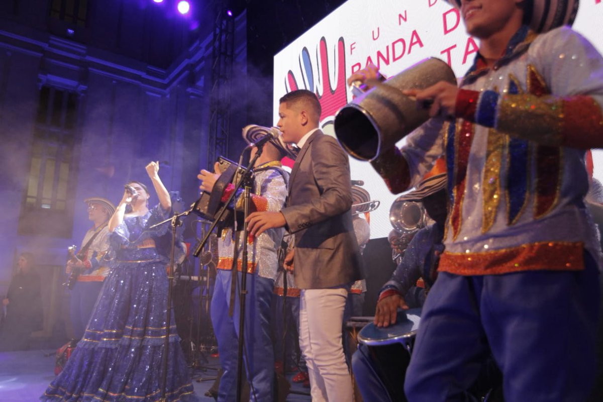 Los jóvenes fueron aplaudidos por el público.