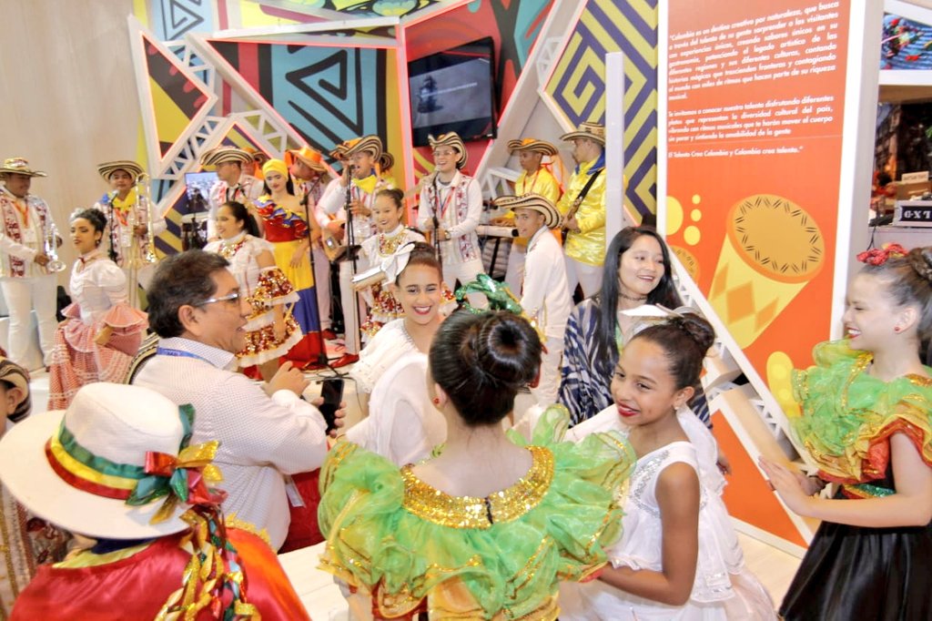 Con muestras folclóricas niños y jóvenes engalanaron la feria.
