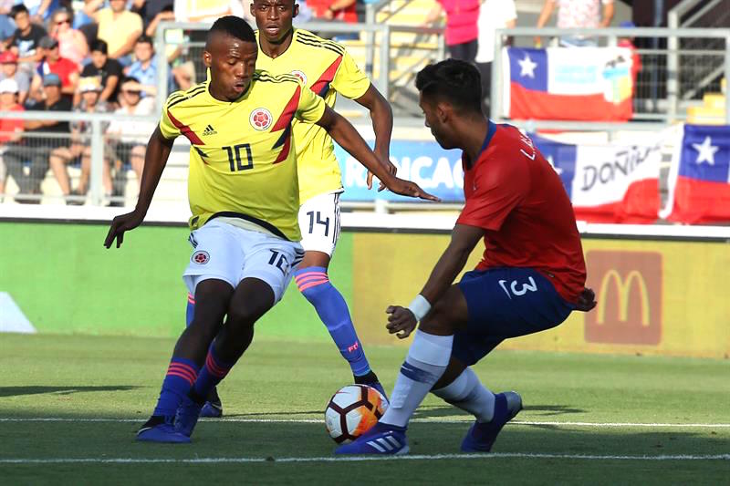 Yeison Tolosa enfrentando la marca del chileno Felipe Reyes.