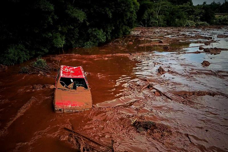 EFE Vista del desastre causado por la rotura de una represa que contenía residuos minerales de la compañía Vale, la mayor productora mundial de hierro, este viernes en Brumadinho, municipio de Minas Gerais (sudeste de Brasil).