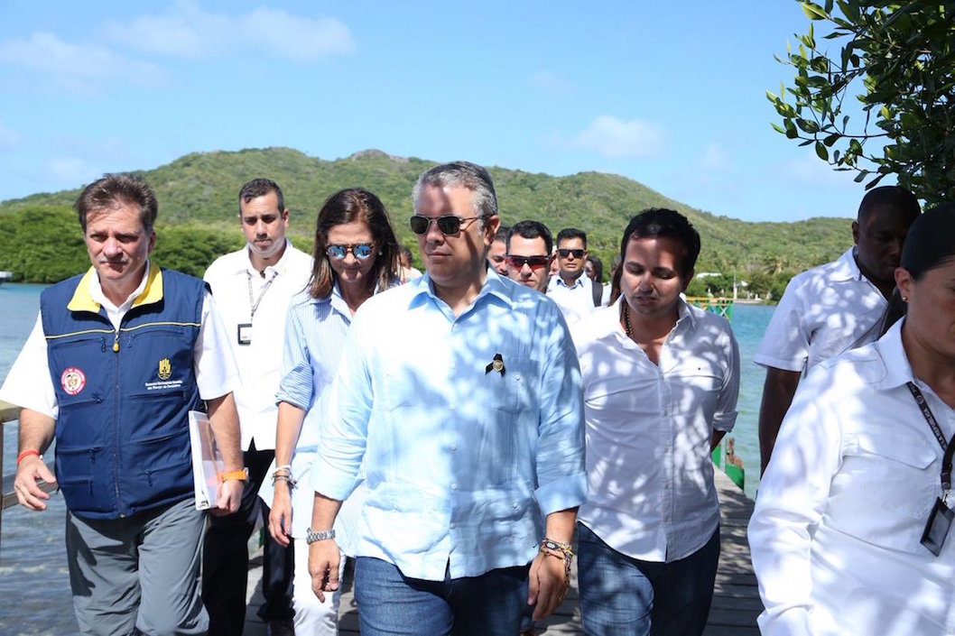 La comitiva presidencial en el Puente de Los Enamorados.